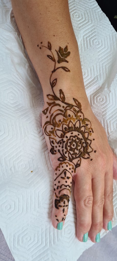 Hand mit individuellem Henna Tattoo Tanita Ti Koko