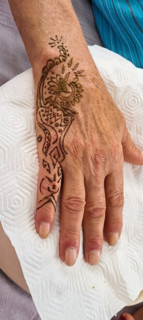 Ohne Schablone, individuelles Freihand Hennatattoo