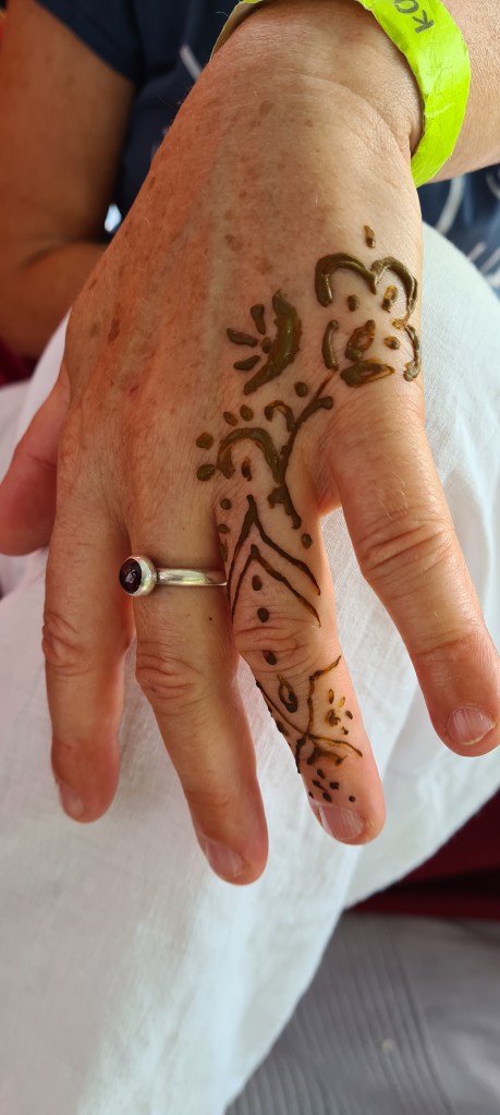 Hand mit Henna Tanita Ti Koko